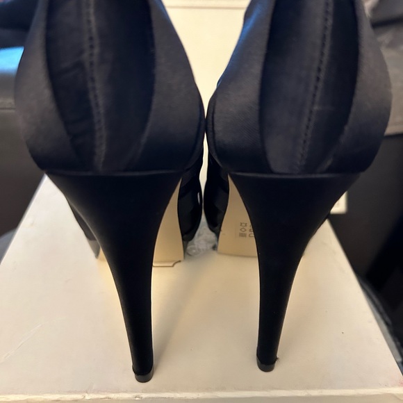 BCBGMAXAZRIA MA-LAURYN black satin heels Size 6M - Picture 5 of 5